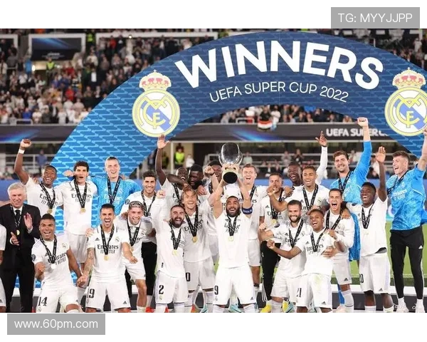 球迷疯狂冲进场内夺C罗球衣引发欧冠赛场奇观